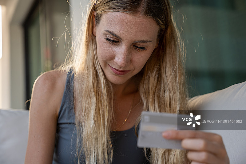 年轻女人用信用卡进行手机支付图片素材