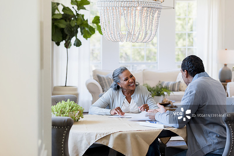 年长的女人会见她的银行家图片素材