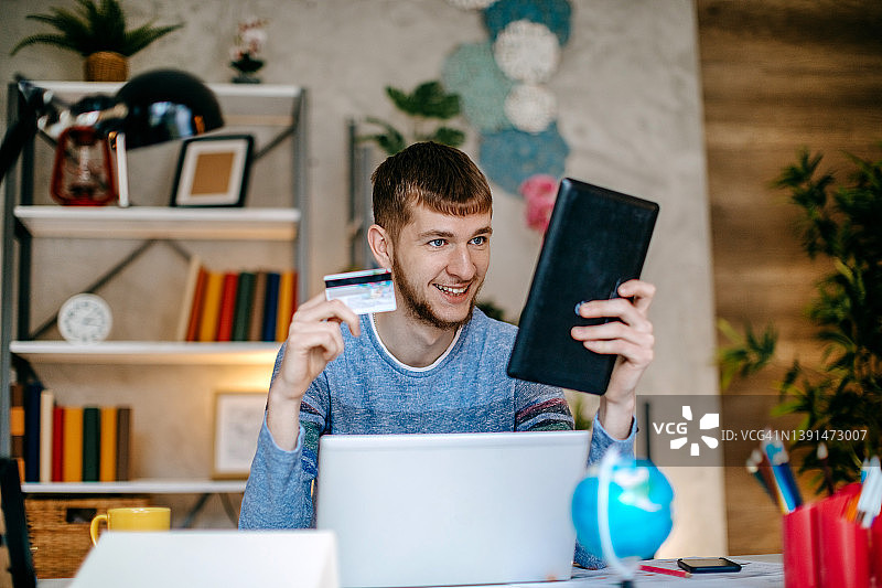 个人在家使用信用卡购物图片素材