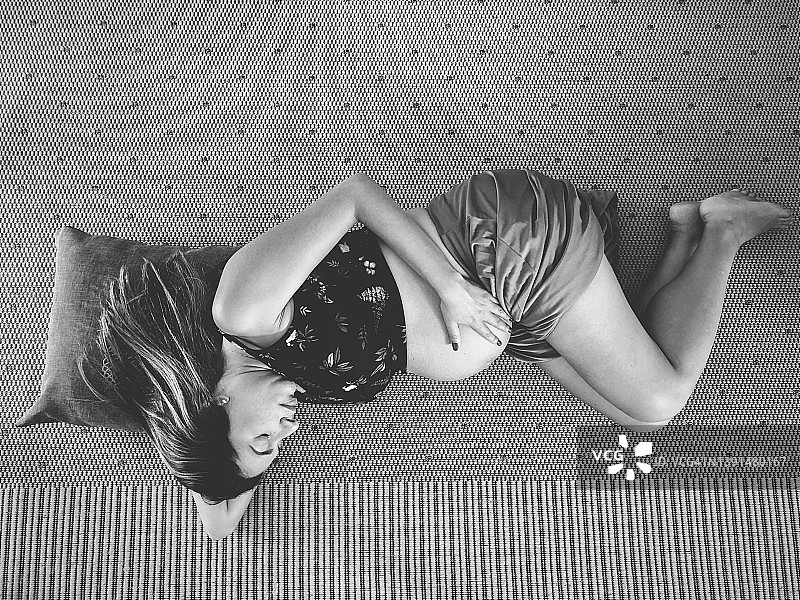 孕妇黑白肖像图片素材