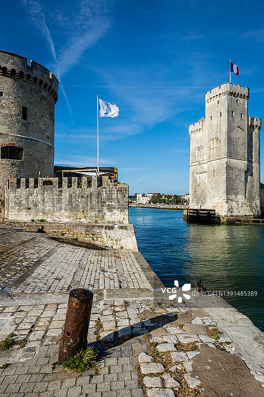 法国拉罗谢尔旧港的锁链塔和圣尼古拉塔图片素材