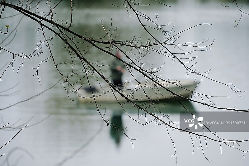 湖中船上的渔民图片素材