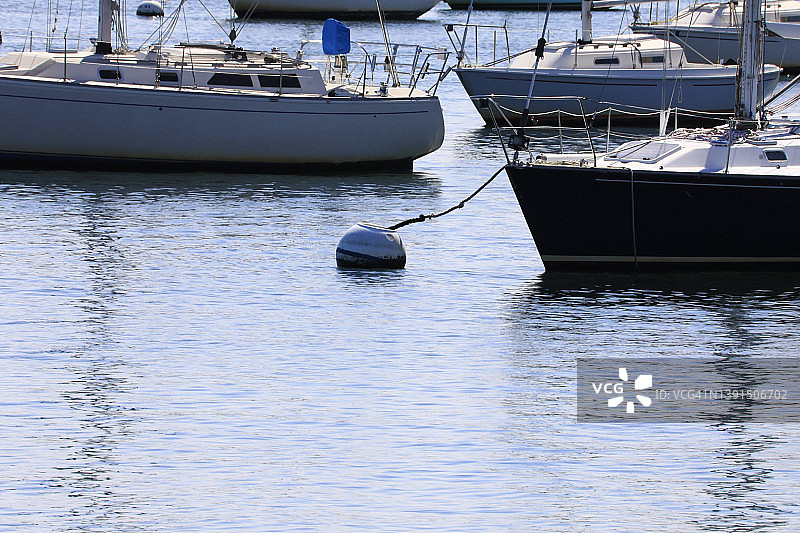 港口中连接到船只的系泊图片素材