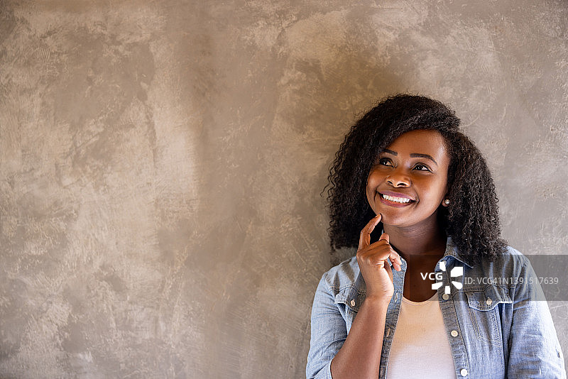 沉思的非裔女人微笑图片素材