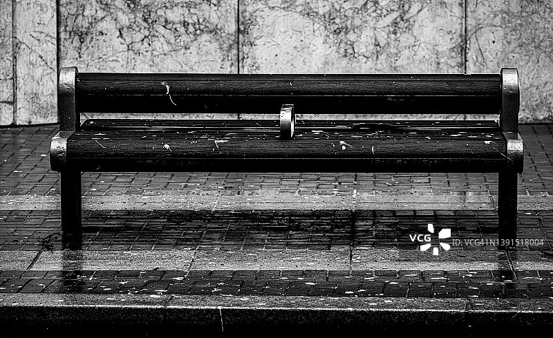 黑白湿润人行道长椅图片素材