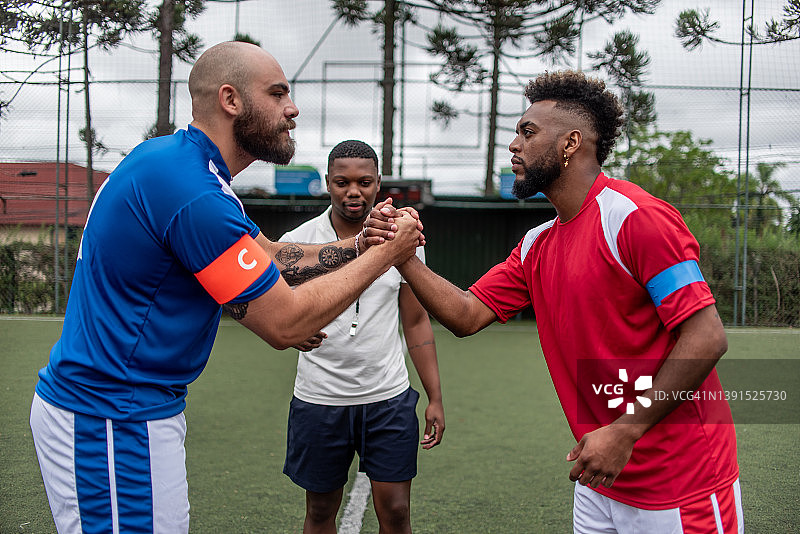 赛前球员互相致敬图片素材