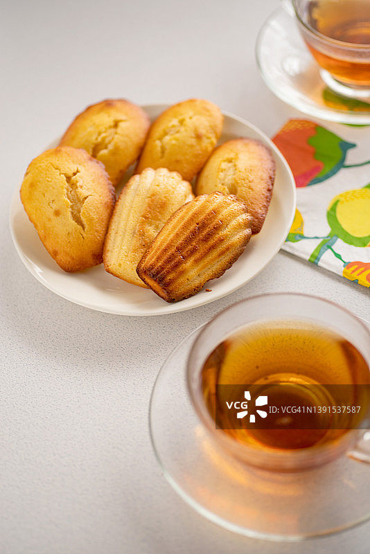品茶与玛德琳蛋糕的放松时光图片素材