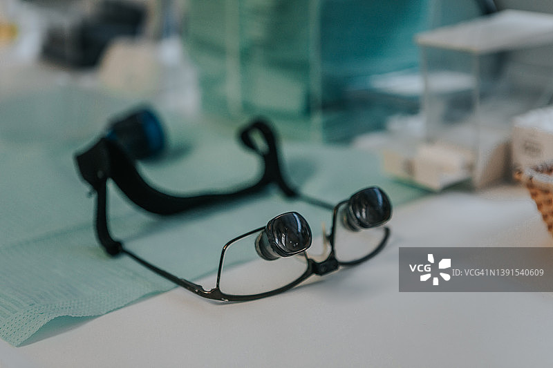 手术台上的手术放大镜图片素材