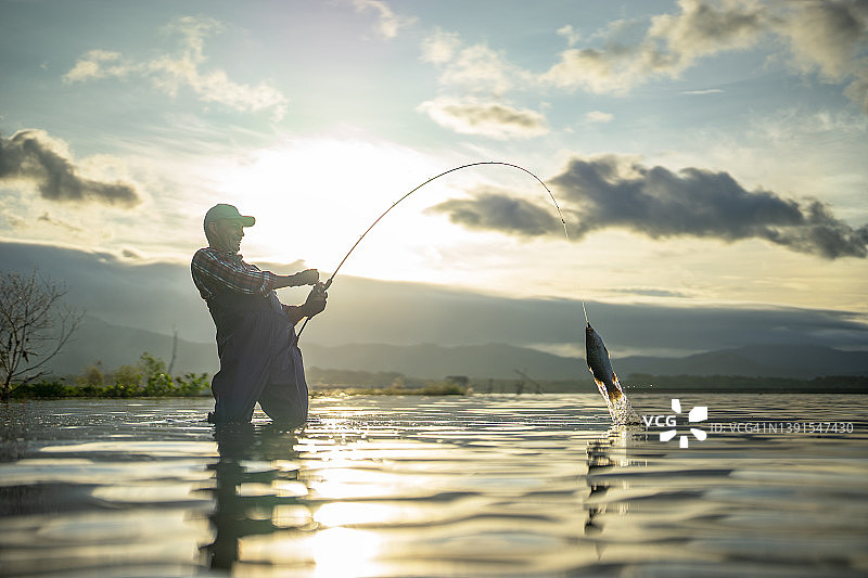 湖边垂钓图片素材