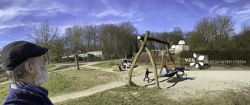 家庭在操场放松图片素材