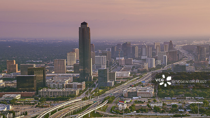 休斯顿住宅区的威廉姆斯大厦图片素材