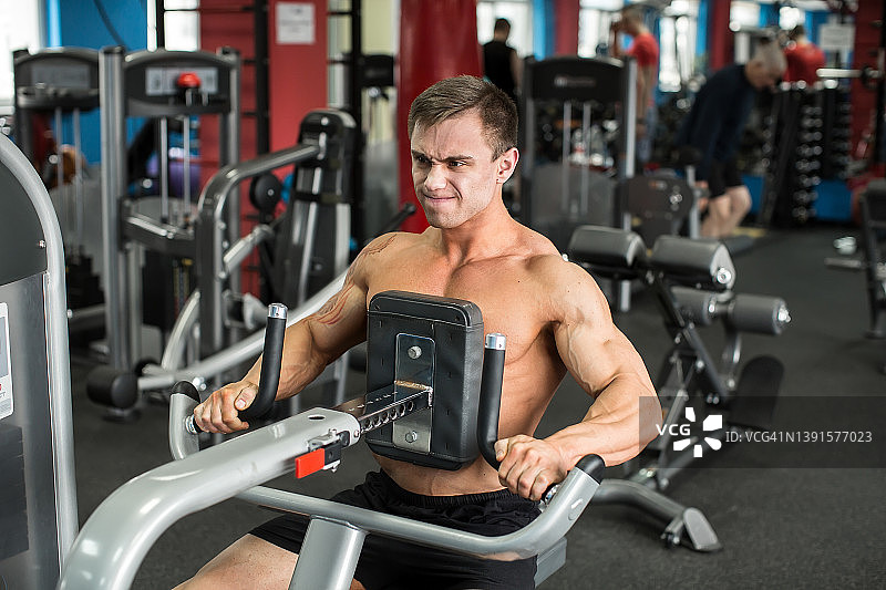 健壮的男人在健身房锻炼，强壮的男性图片素材