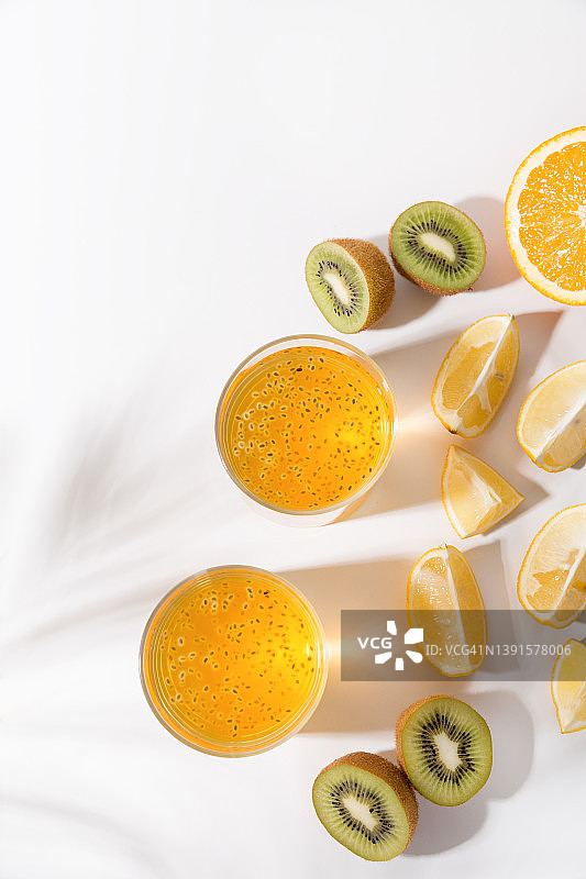 夏季鸡尾酒：新鲜柑橘、猕猴桃、柠檬特调清爽饮品，夏日派对必备图片素材