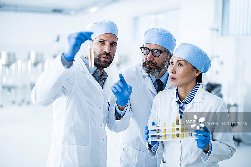 生物化学家团队在实验室合作检测精油图片素材