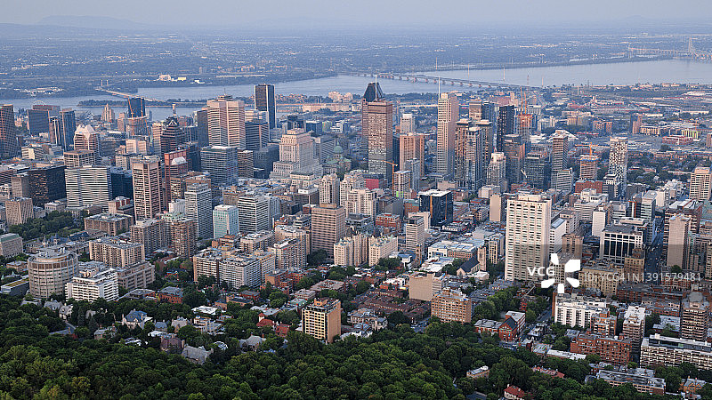 蒙特利尔市中心与圣劳伦斯河图片素材