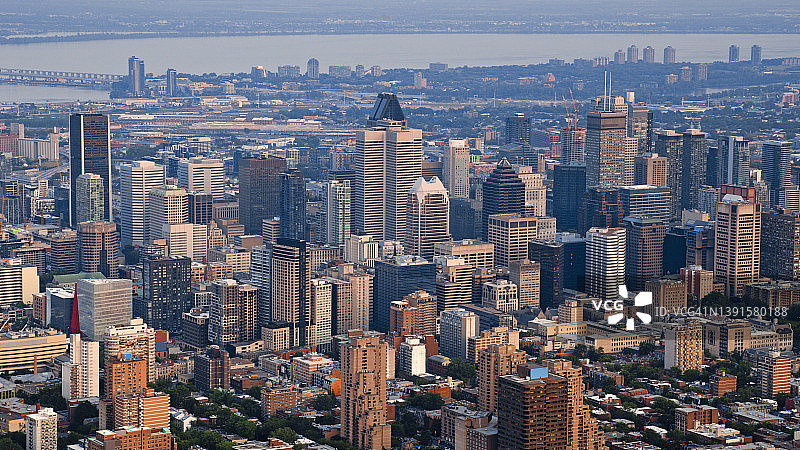 蒙特利尔市中心与圣劳伦斯河图片素材