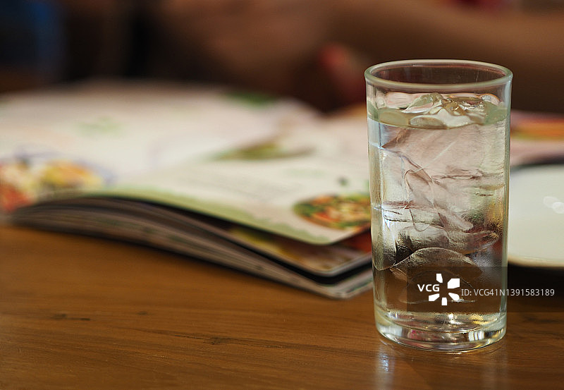 清澈见底的冰水饮品，置于木桌之上图片素材