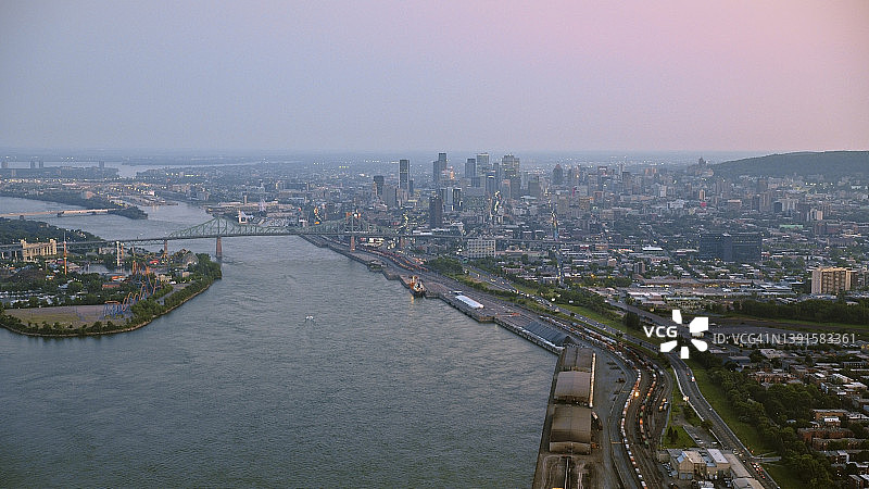 蒙特利尔市中心和圣劳伦斯河图片素材