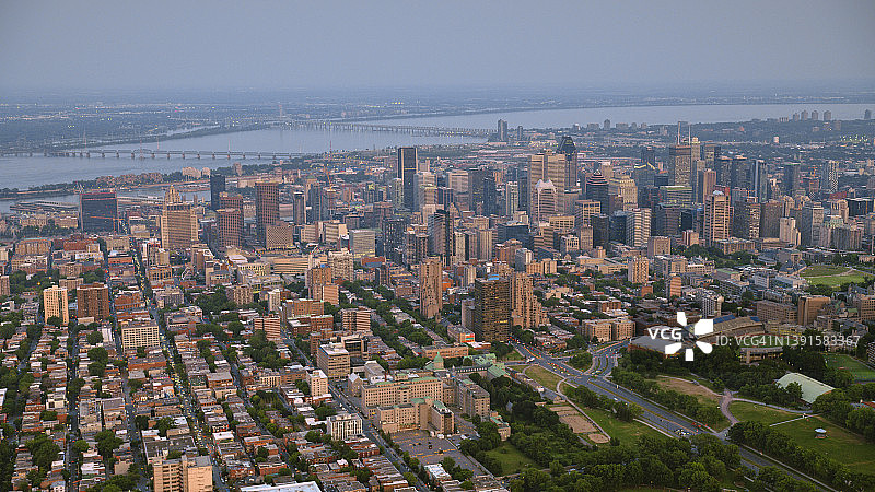 蒙特利尔市中心与圣劳伦斯河图片素材