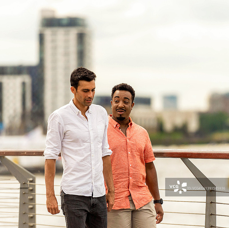 男人在散步时交谈图片素材