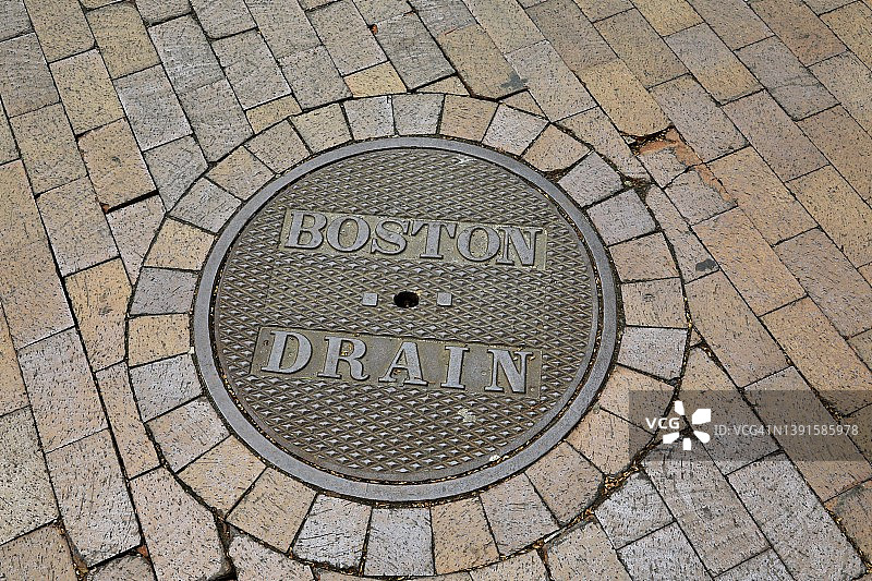 波士顿城市街道上的排水沟井盖图片素材