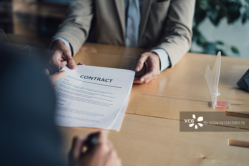 商务人士签署合同图片素材