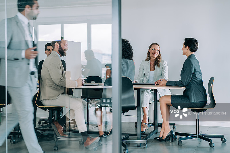 商务人士在办公室开会。图片素材