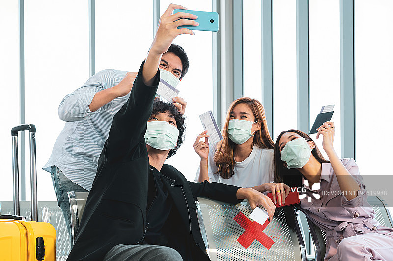 在机场候机时用手机自拍的亚洲年轻游客图片素材