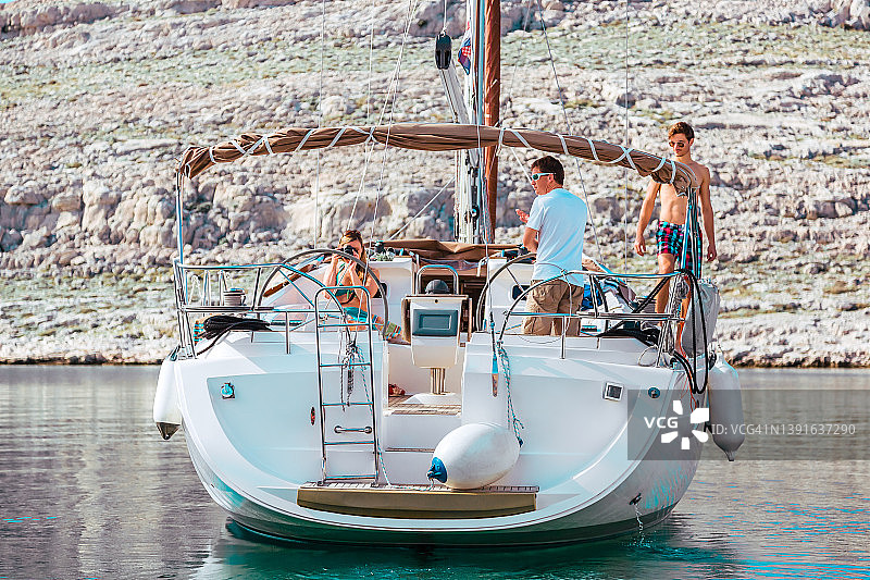 帆船上的年轻船员图片素材