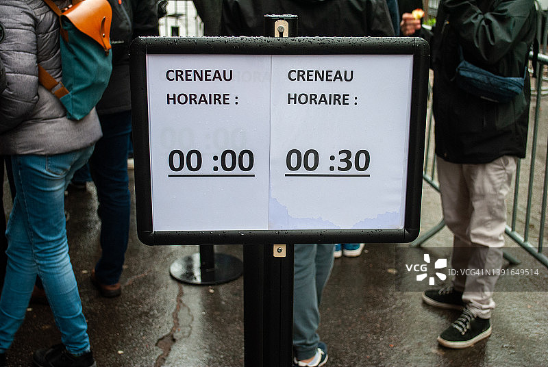 人们排队进入纪念碑图片素材