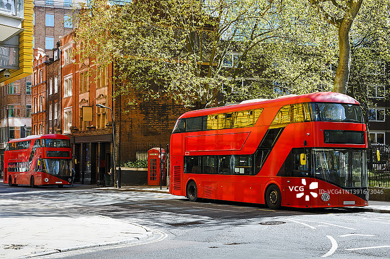 伦敦街头的红色巴士图片素材