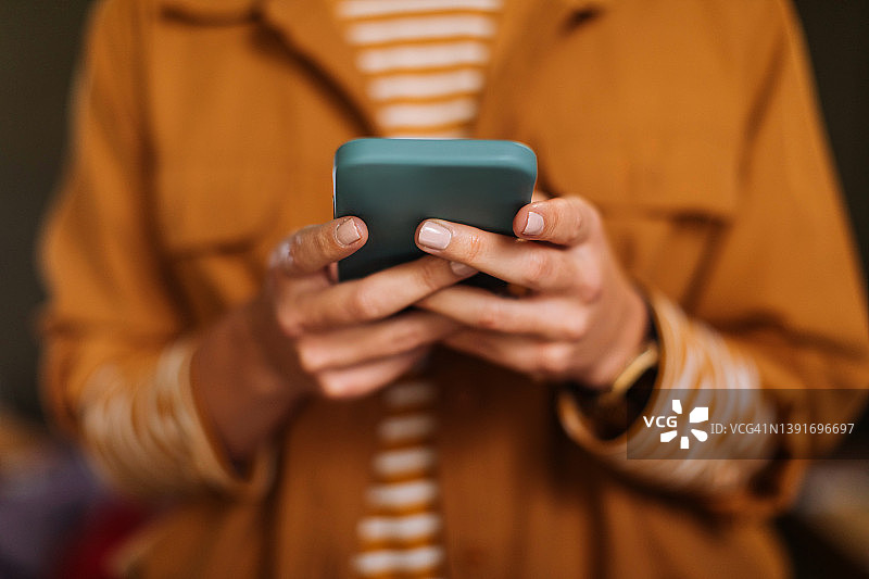 女人使用智能手机图片素材