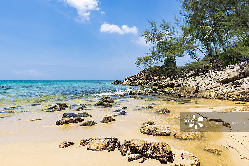 普吉岛奈通海滩夏季的白色沙滩和碧绿的安达曼海图片素材