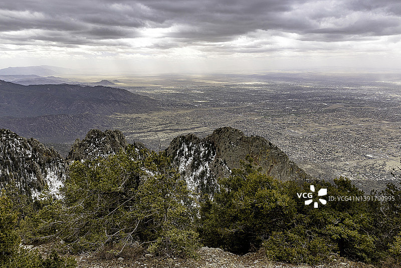 从桑迪亚山看阿尔伯克基图片素材