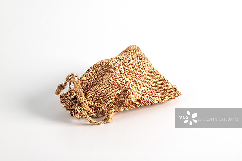 白色背景上的棕色小麻布袋图片素材