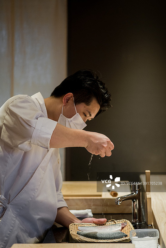 日料厨师在寿司吧制作寿司图片素材