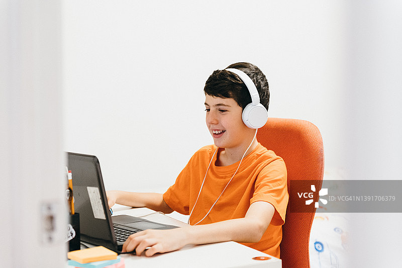 初中生在家自学图片素材