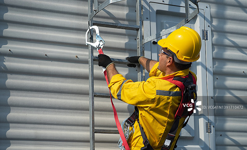 工人在工业高处佩戴安全带和安全绳图片素材