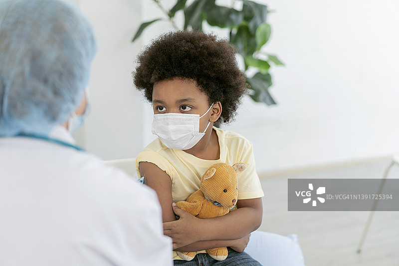 小男孩在医生诊所接种疫苗图片素材