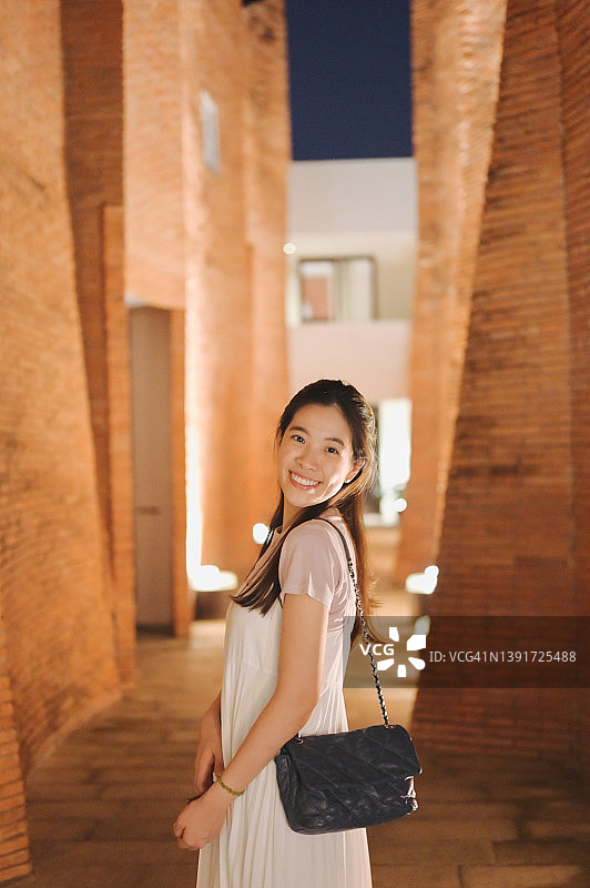 豪华旅行：年轻的亚洲游客在泰国大城府观光图片素材