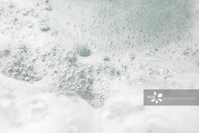 浴缸内沐浴泡沫的纹理表面特写图片素材