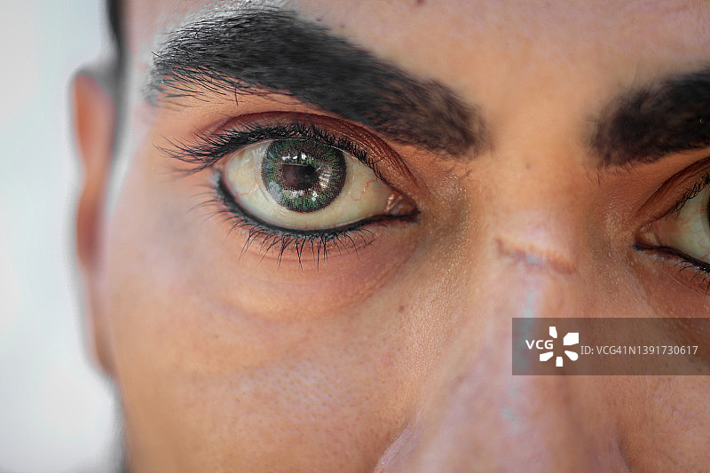 男子佩戴隐形眼镜图片素材