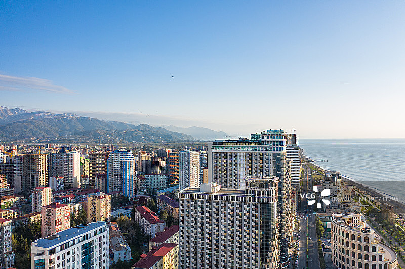 巴统阳光明媚的天际线，远处是黑海和高加索山脉图片素材