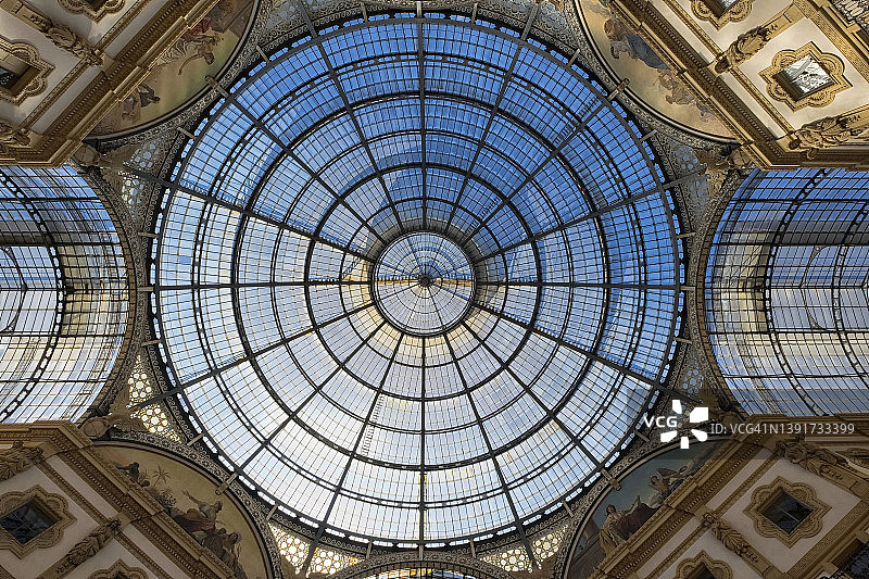 埃马努埃莱二世拱廊街玻璃穹顶的仰视角度图片素材