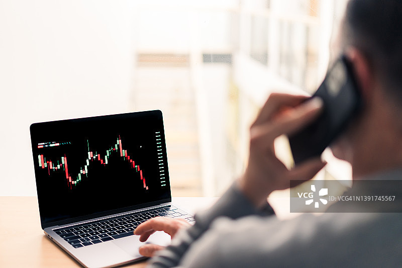 男人通过手机沟通业务表现图片素材