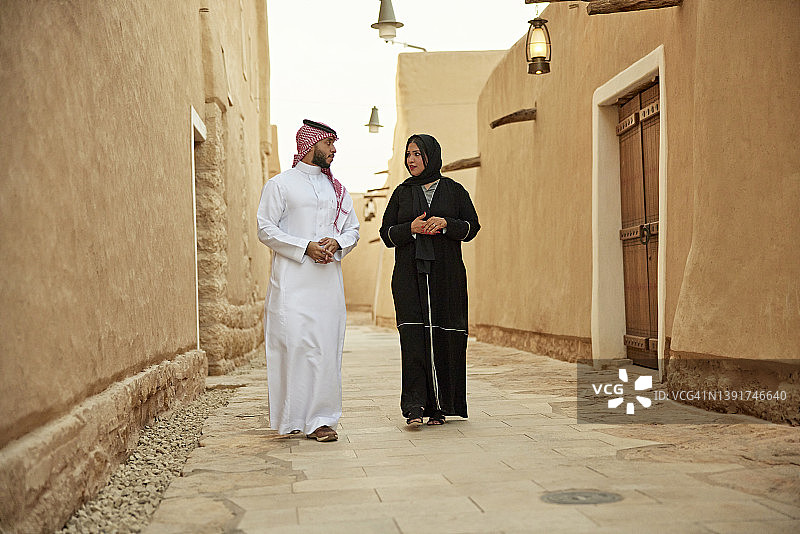 参观利雅得附近迪里耶遗址的中东夫妇图片素材