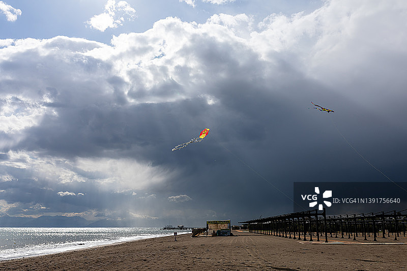阴天空中飞舞的风筝图片素材