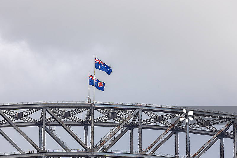 悉尼海港大桥上飘扬的澳大利亚国旗图片素材