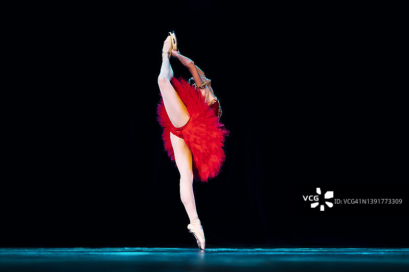 年轻女孩在舞台上跳《爱斯梅拉达》芭蕾舞图片素材