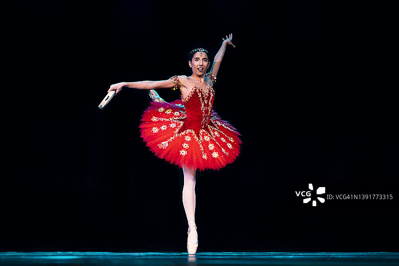 年轻女孩在舞台上跳《爱斯梅拉达》芭蕾舞图片素材